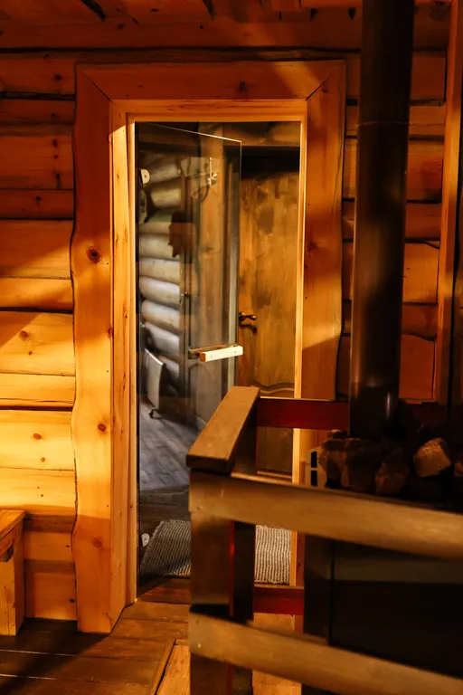 Бревенчатый дом-баня в стиле охотничьего домика