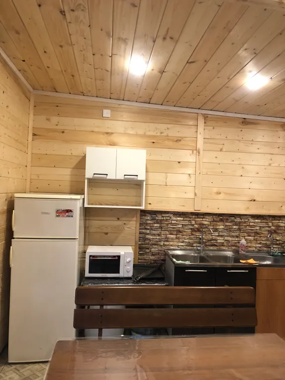 Уютный номер в новом домике в саду справа