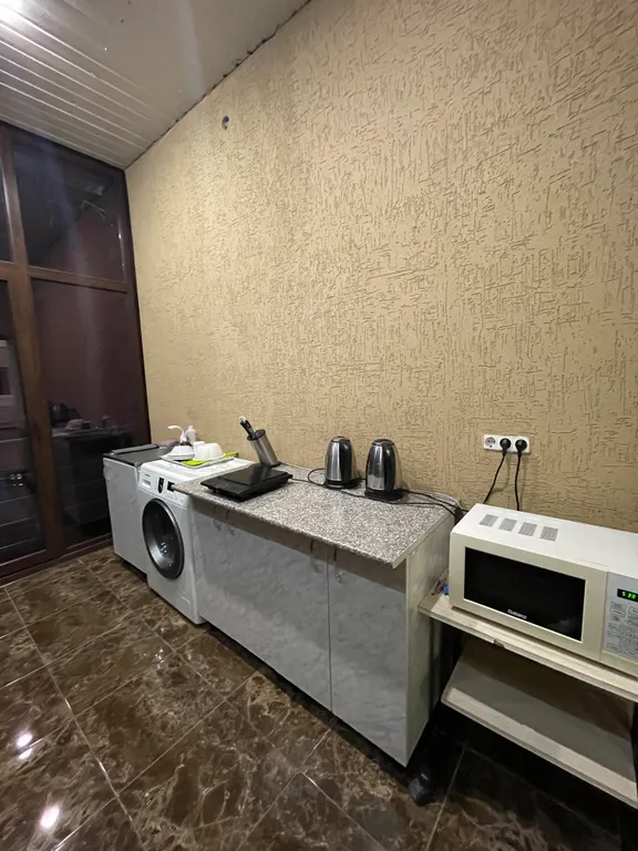 Четырёхместный номер люкс с балконом С видом на город и горы