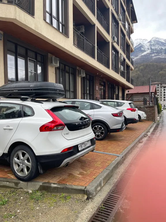 Светлая студия с панорамным окнами на горы напротив отеля Мариотт