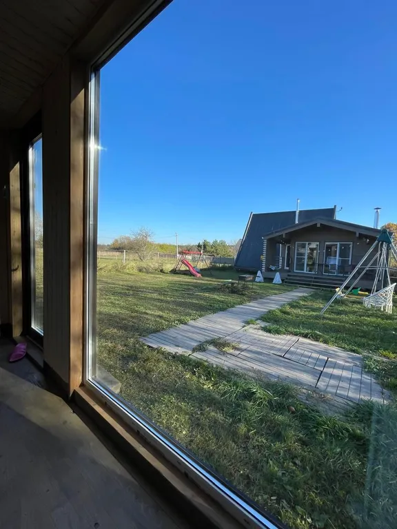 Дом в тишине леса и полей