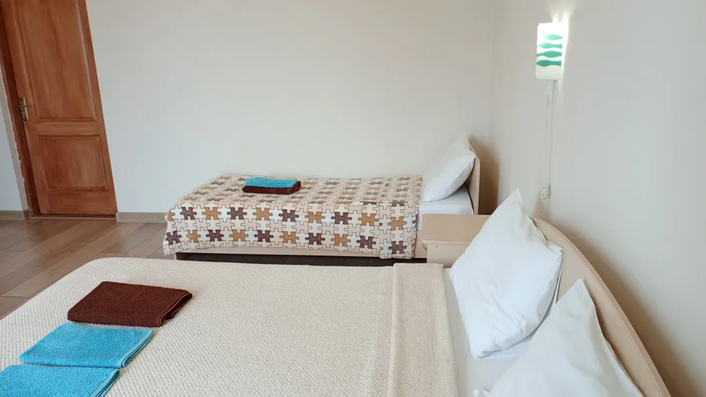 Трёхместная комната с санузлом и видом на море