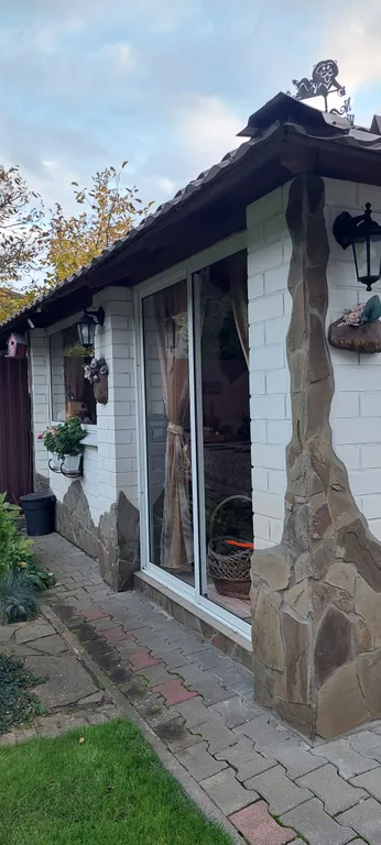 Уютный дом в черте города для комфортного отдыха в лесной местности