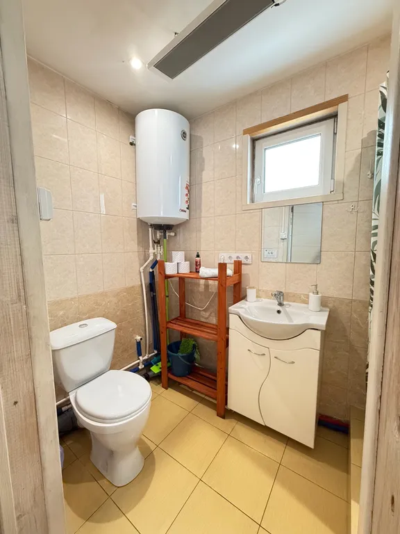 Уютный коттедж с панорамными окнами на берегу озера