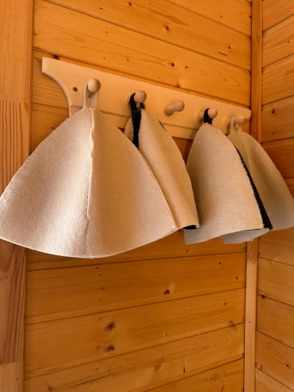 Уютный Белый дом у реки