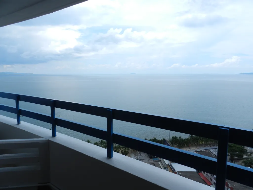 Студия с фронтальным видом на море