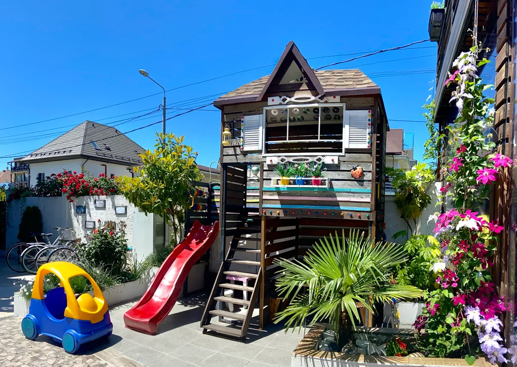 Коттедж Домик у бассейна — Сириус