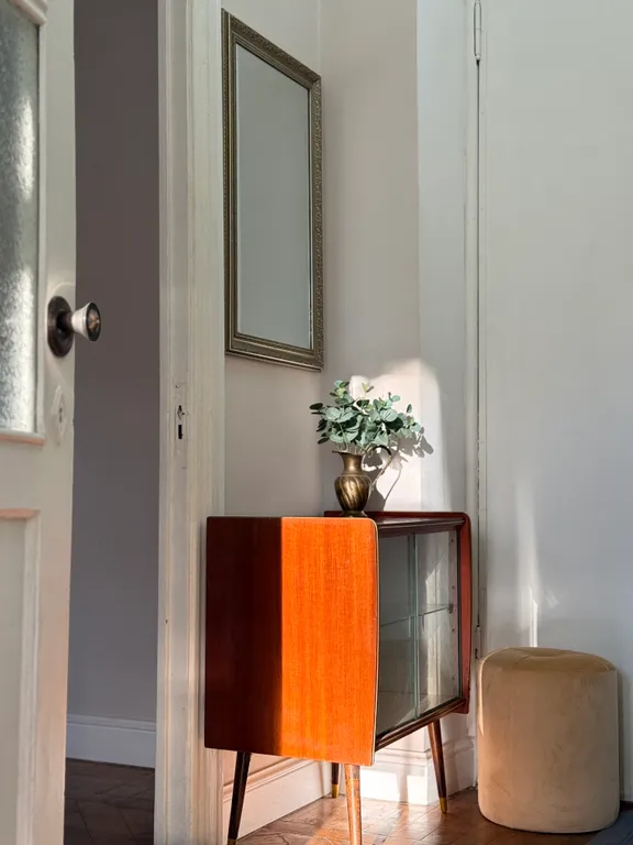 Апартаменты в сталинском доме с панорамным балконом у берега моря