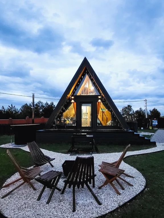 Уютный домик в стиле а-фрейм