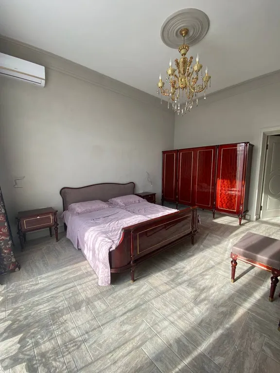 Большой и красивый дом на берегу моря