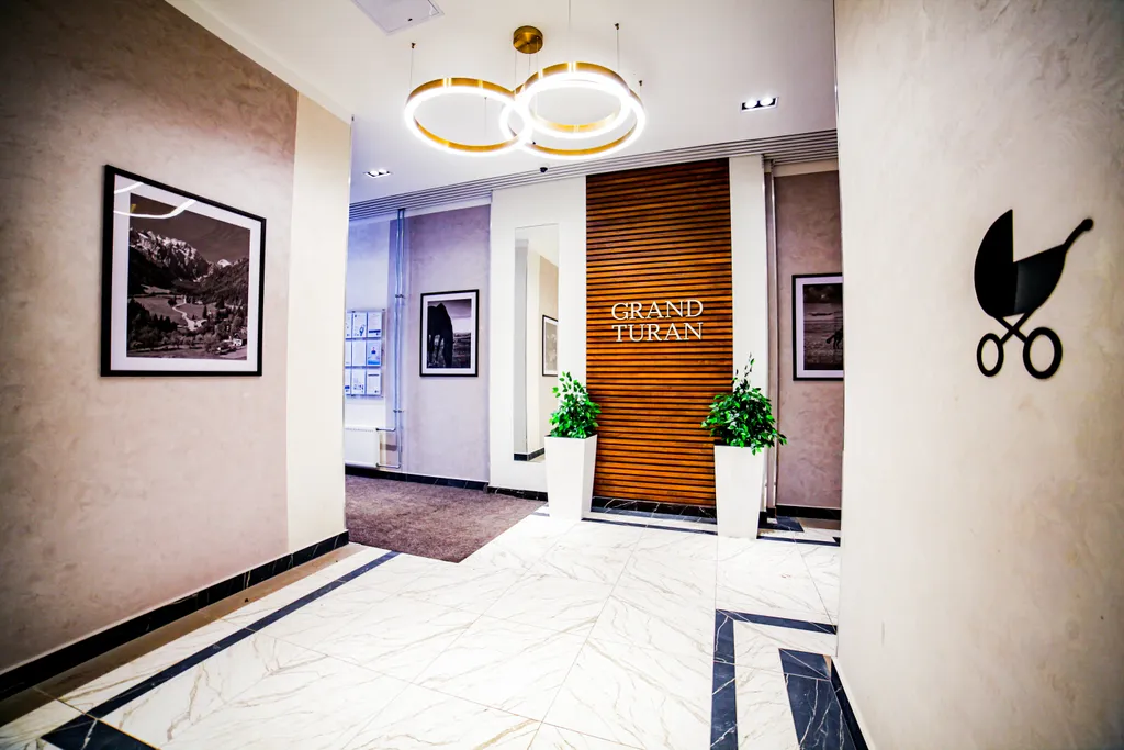 Рядом с Хан шатыр. Центр города Астана