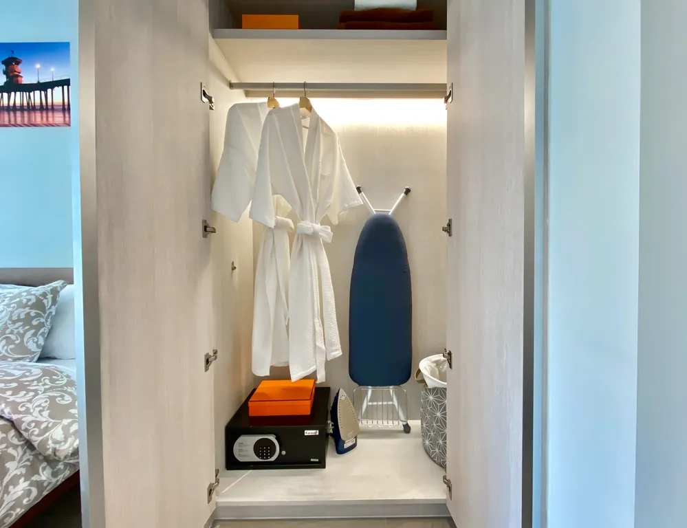 Две спальни с видом на озеро и море