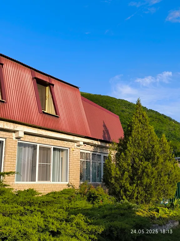 Дом у подножия горы