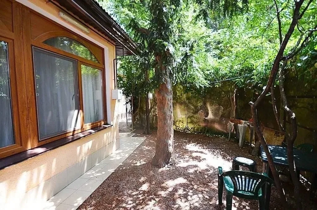 Коттедж с личным двором — аренда посуточно в Ялта