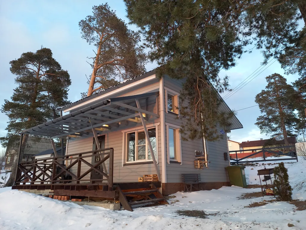 Финнский домик у скалы