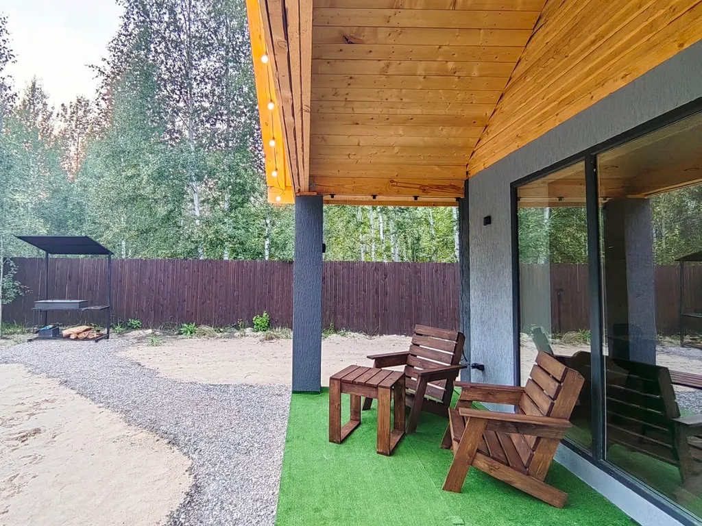 Уединенный домик возле леса