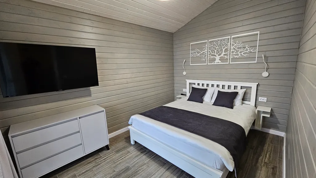 Уютный дом на берегу реки