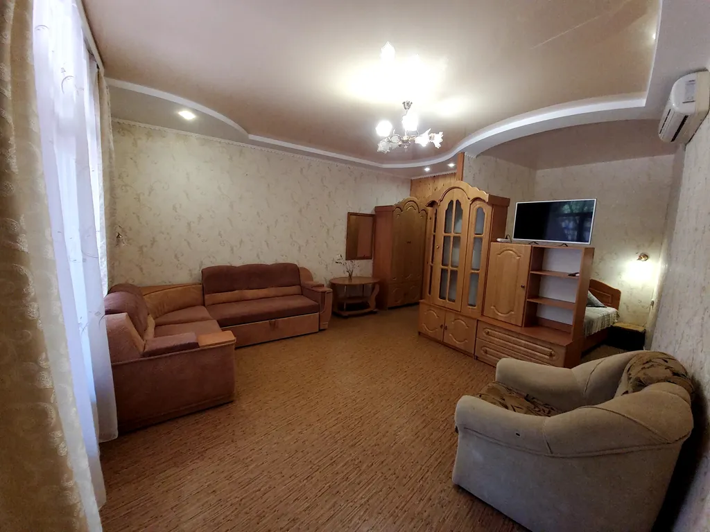 Квартира Улучшенный семейный номер на первом этаже — аренда посуточно в Судак