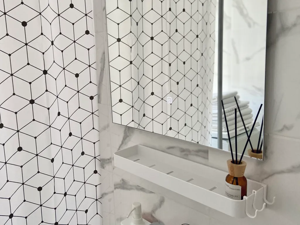 Светлая студия с двориком и парковкой