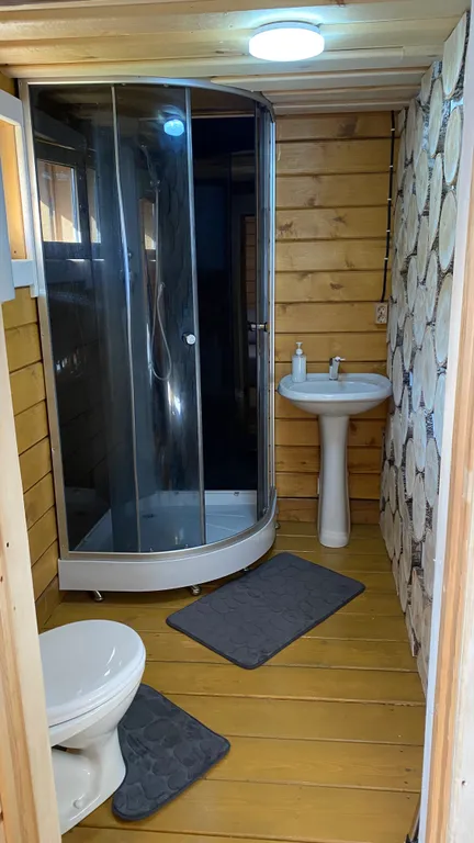 Уютный четырёхместный деревянный домик