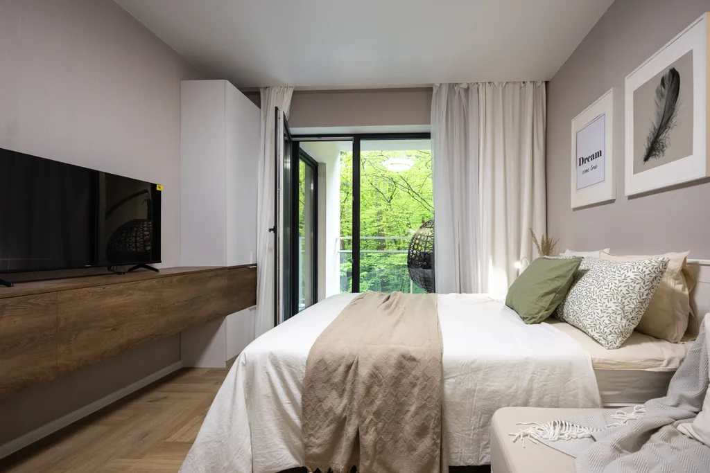 Студия в сосновом лесу у моря