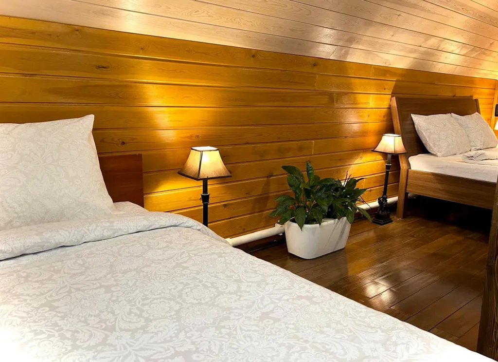 Коттедж с сауной на участке с хвойным лесом поблизости от Красноярска