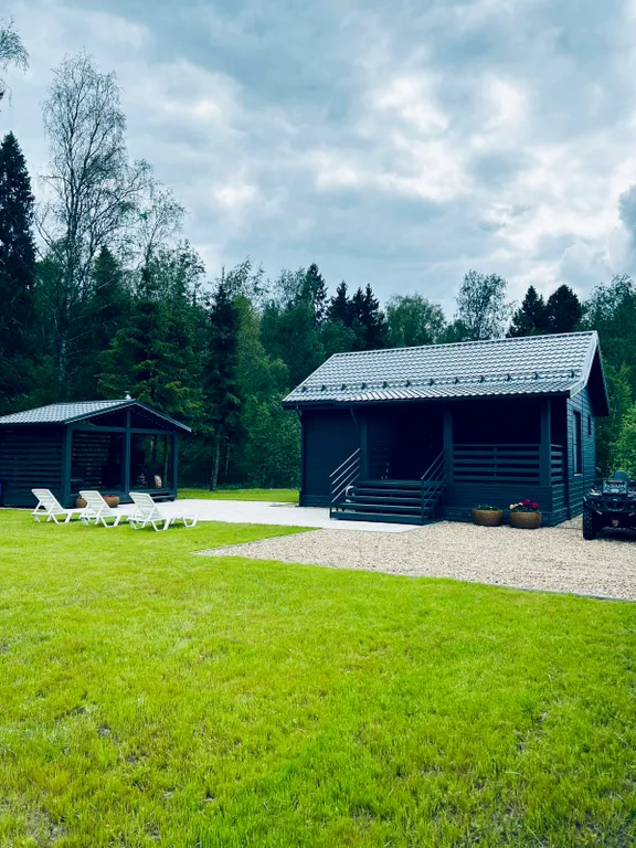 Дом в лесу у озера