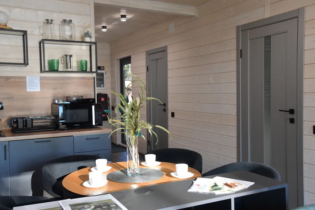 Уютный дом на живописной поляне в лесу с панорамными окнами