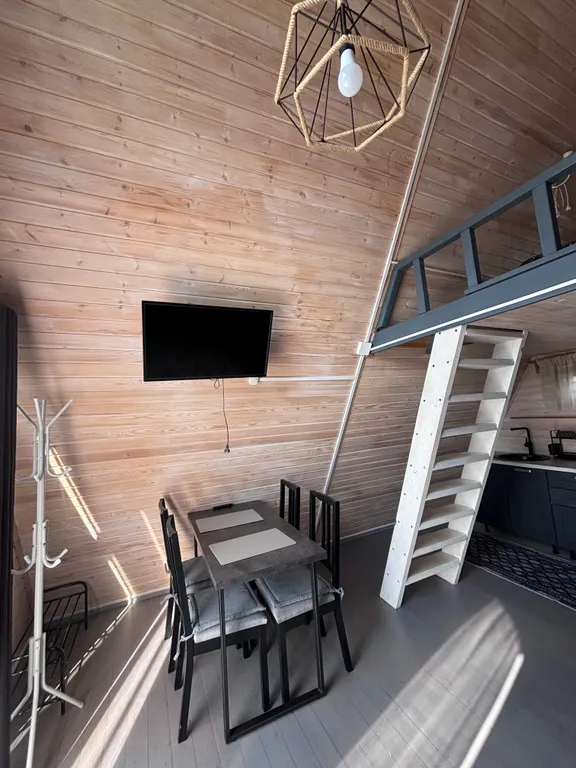 Дом в окружении гор