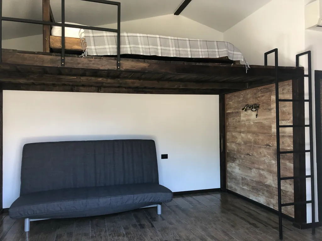 Дом с мансардой у моря, шале с видом на бассейн, номер с бассейном