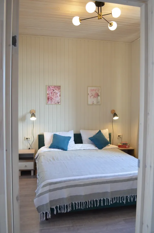 Двухэтажный дом с мангалом и костровой зоной