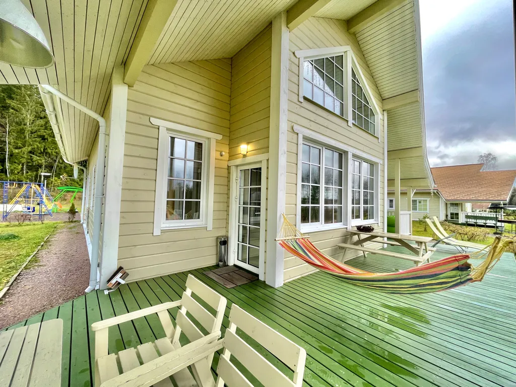 Коттедж с сауной и камином на берегу озера в сосновом лесу