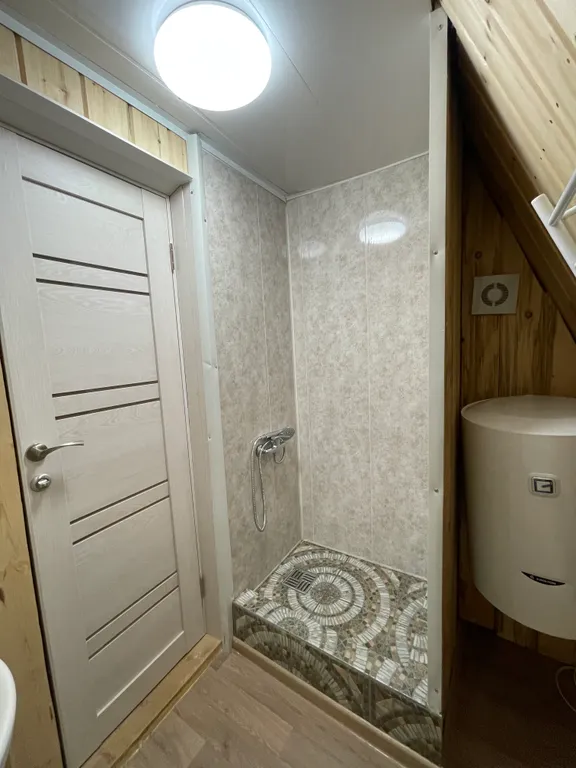 А-frame в окружении леса и гор