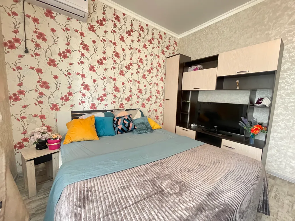 Квартира с ремонтом, кровать + диван