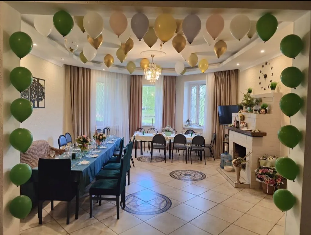 Коттедж у пруда в окружении леса