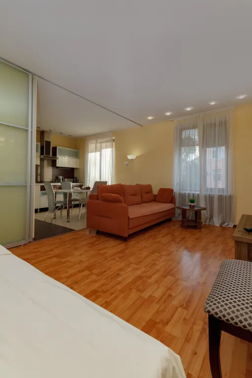 Сталинка в центре, в пешей доступности парк и вокзал