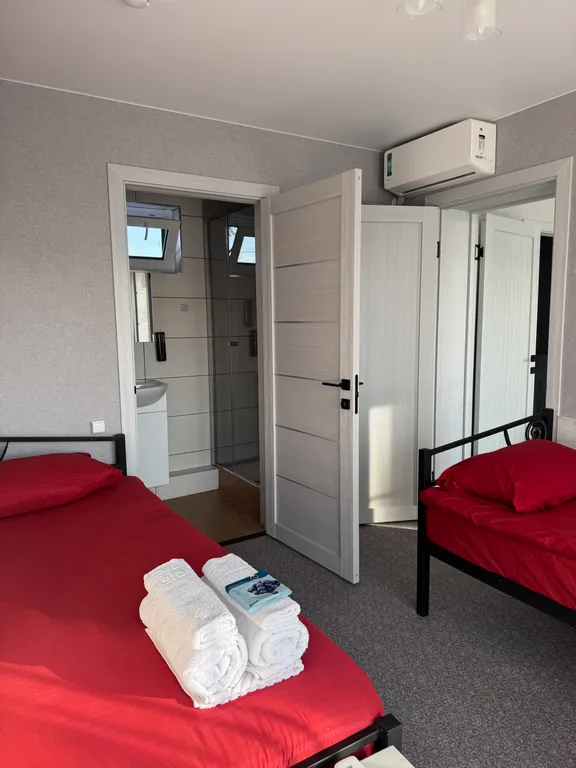 Отель рядом с аэропортом.Трансфер бесплатный, стоянка и столовая рядом