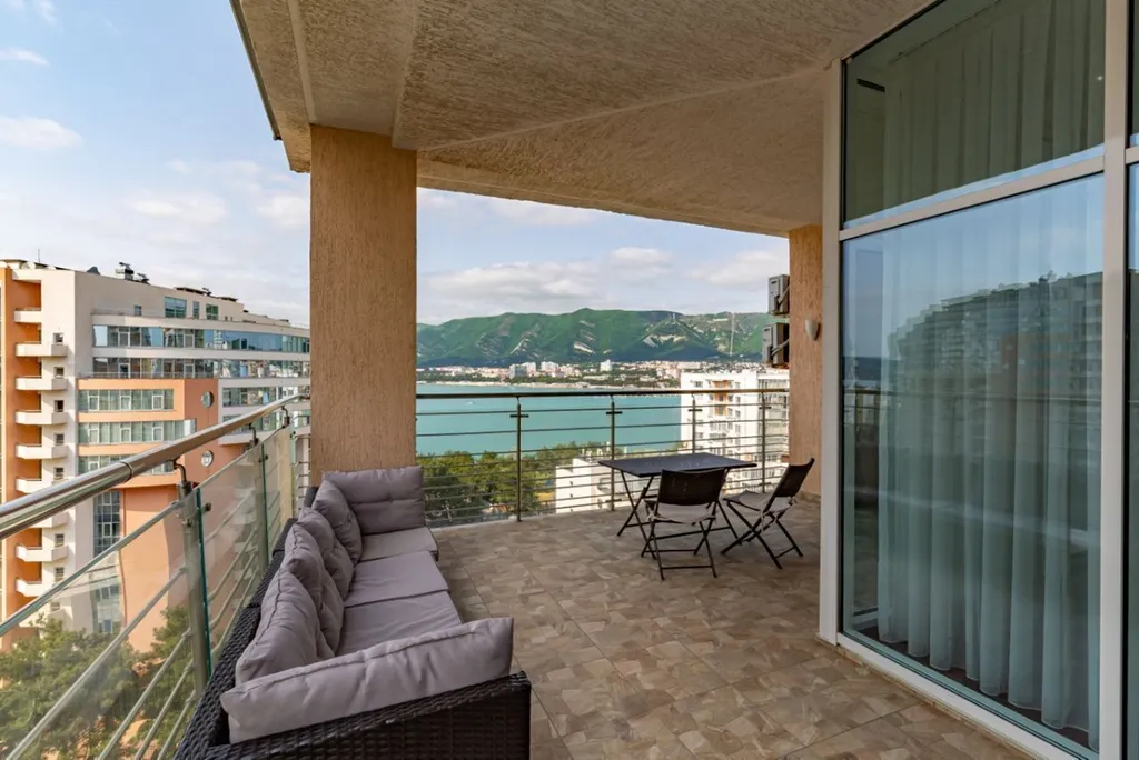 Квартира с террасой и видом на море