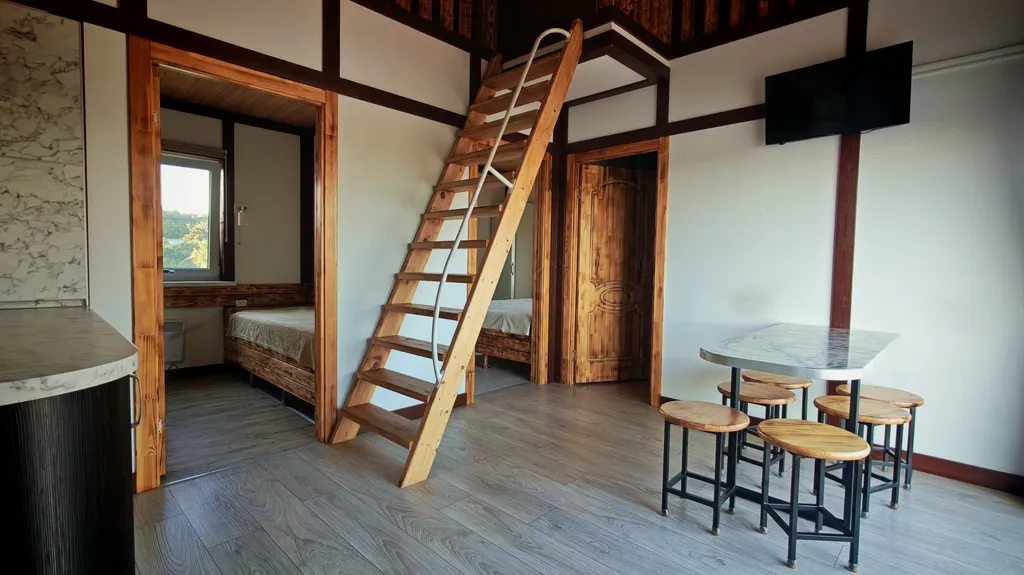 Дома и бани на берегу озера