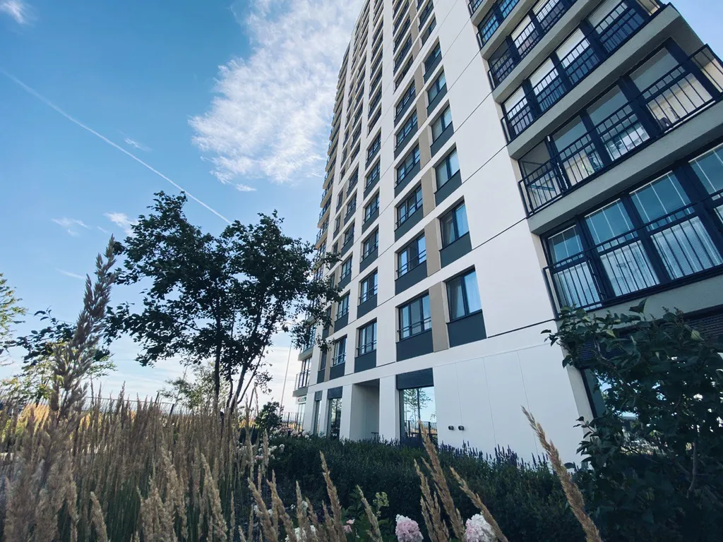 Crystal View — студия с панорамными окнами и закатом за стеклом