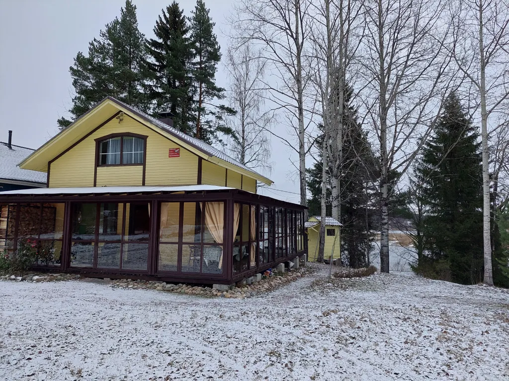 Уединенное место для отдыха у озера