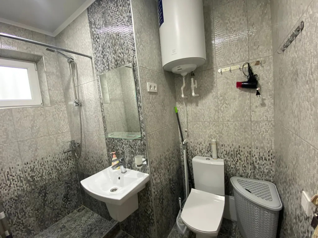 Уютный семейный домик с зелёным двориком и беседкой