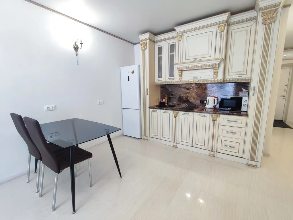 Современная уютная квартира с камином