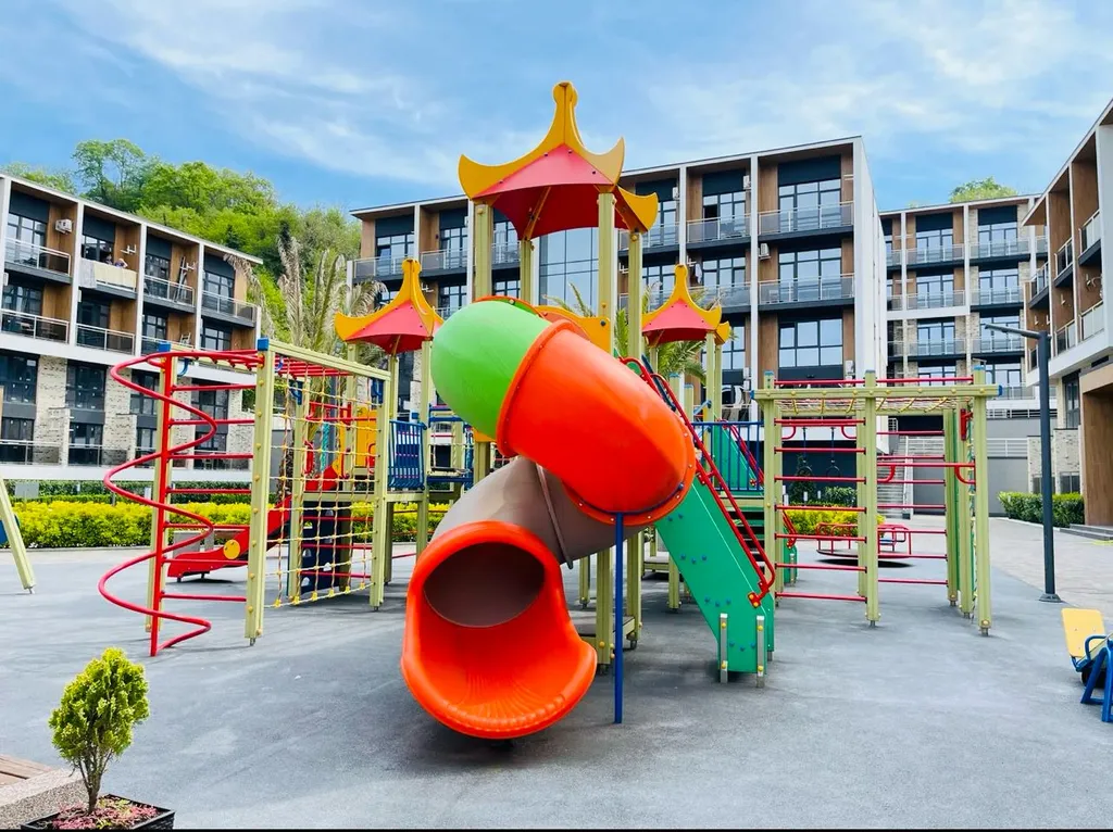 Студия с балконом и бассейном на территории