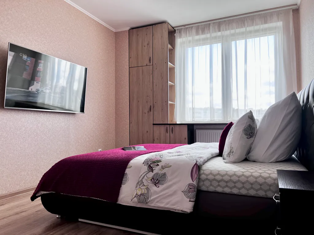 Огороженная парковка на Липовой аллее, Артиллерийская