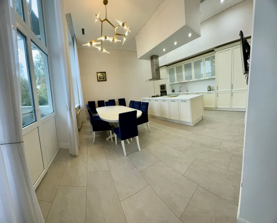 Дом с бассейном и баней у моря