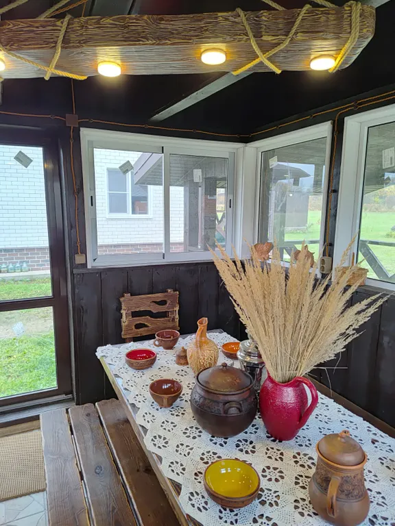 Дом с баней и пирсом на берегу пруда