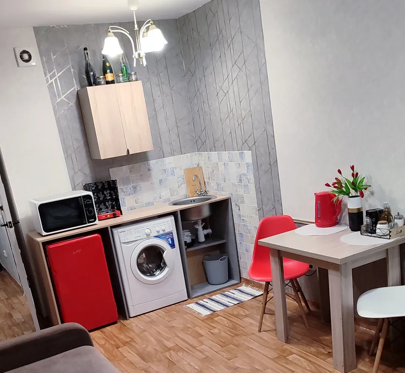 Студия с красным холодильником