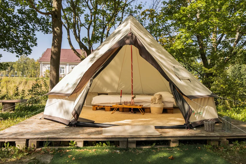 Коттедж Уютный шатер среди деревьев на берегу озера — аренда посуточно в Янтарный