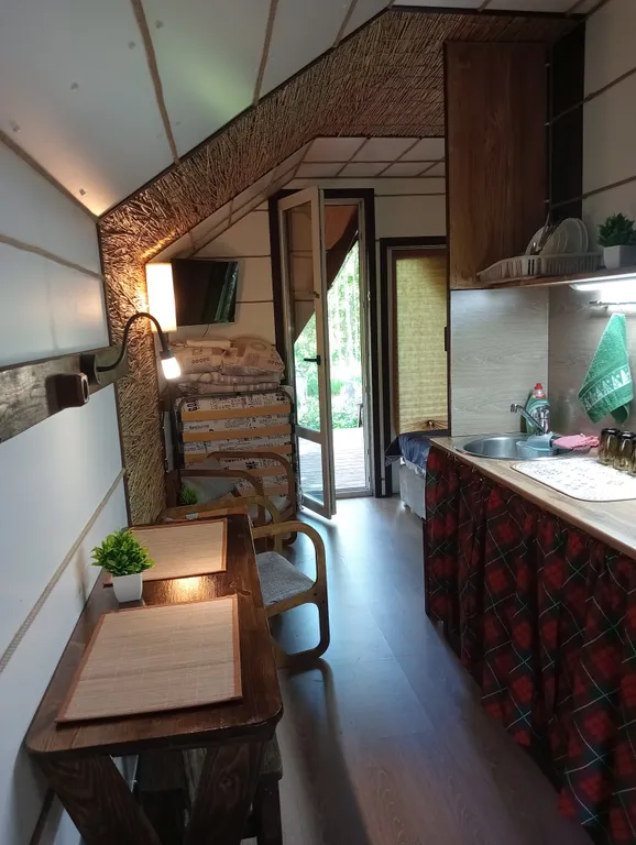 Коттедж Уютный, зимний эко-дом Сафари с потрясающим видом на ручей и лес — Зеленая Роща